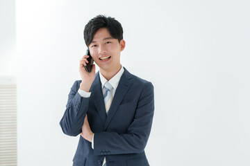 男性　スマートフォン