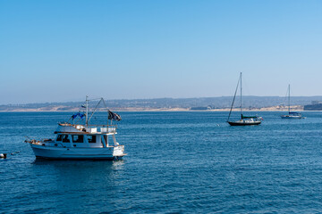 Fototapeta premium boats in ocean with mountains