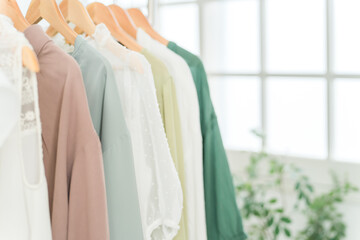 アパレルショップに展示されてるレディースの洋服・トップス
