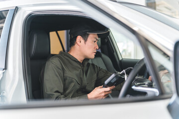 obd車検・自動車に故障診断機・スキャンツールを接続し診断する整備士