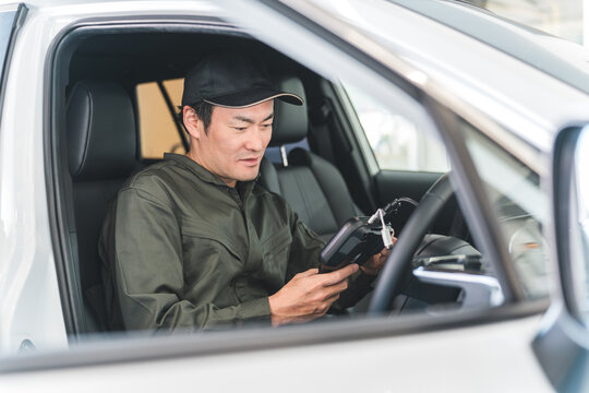 obd車検・自動車に故障診断機・スキャンツールを接続し診断する整備士