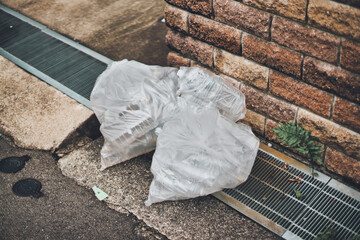 道端に置かれたペットボトルのゴミ袋