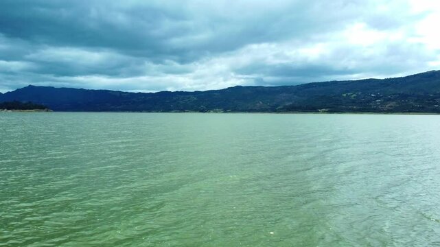 Vuelo Drone Embalse Tomin&eacute; Guatavita Monta&ntilde;a Colombia 4K