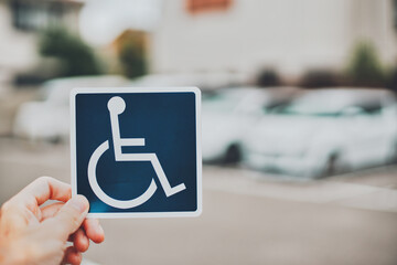 車椅子マークと駐車場のぼかし風景 © beeboys