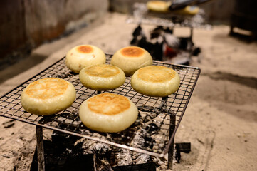 炭火で焼くおやき