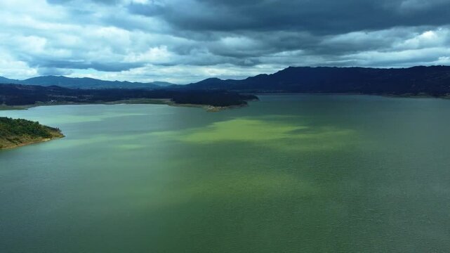 Vuelo Drone Embalse Tomin&eacute; Guatavita Monta&ntilde;a Colombia 4K