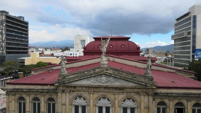 Aves volando sobre Teatro Nacional San Jos&eacute; Costa Rica Arquitectura colonial monumentos hist&oacute;ricos 