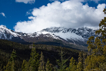 Montaña con nieve y nubes