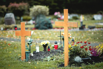 Zwei frische Gr&auml;ber