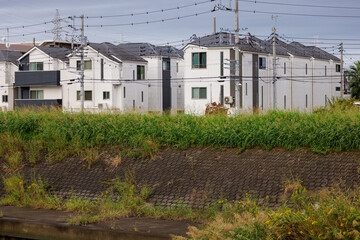 川の土手の接する白い住宅街