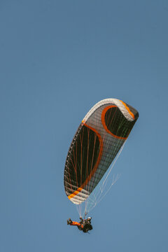 Persona haciendo parapente