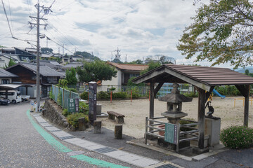 岐阜県　【中山道落合宿】昔の灯篭と手押しポンプ井戸／旧落合村役場跡