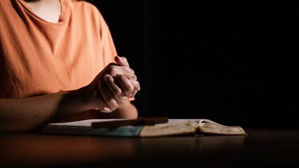 In the moring time had one women pray and worship God.