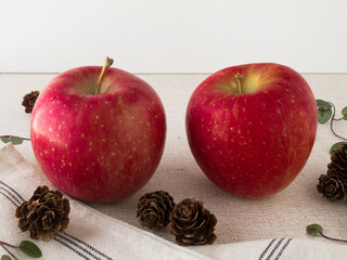 二つの赤リンゴ