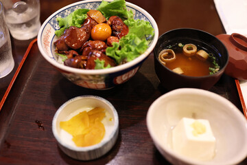 甲府鳥もつ丼