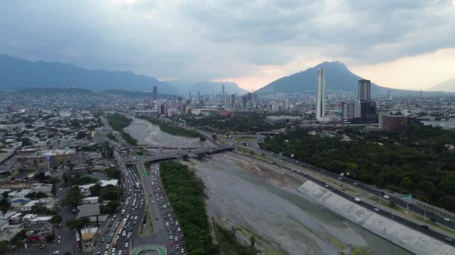 Edificios en monterrey nuevo leon mexico, con una vista de un rio a la ciudad de las monta&ntilde;as y de fondo un cielo gris 