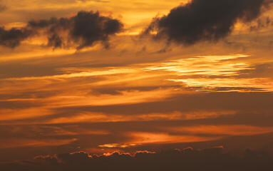 Fototapeta premium himmel, abendrot, sonne, sonnenaufgang, abenddämmerung, orange, licht, abend, schön, rot, wolkengebilde, landschaft, wetter, sonnenlicht, sonnenuntergang, bewölkt, 