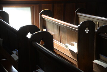 東京都目白のキリスト教教会・目白聖公会の木製の古いイスと聖書
