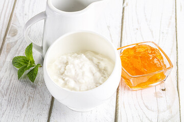 Grain curd with cream and jam