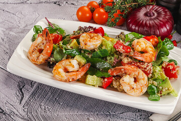 Salad with prawn and quinoa