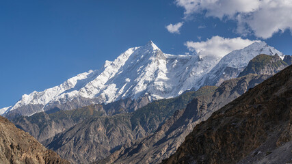 Obraz premium Summer landscape view on Rakaposhi mountain and summit from Karakoram Highway, Ghulmet, Nagar, Gilgit-Baltistan, Pakistan