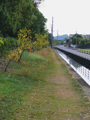 スポーツ公園と住宅街を分ける水路