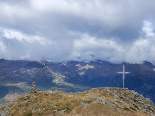 am Gipfel vom Gröllerkopf 2419m, hinten im Nebel die Schobergruppe