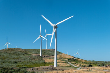 Em meio à natureza, o parque eólico da Serra do Caramulo, um exemplo de sustentabilidade em...