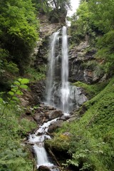 Obraz premium a high waterfall that is between rocks in Austria
