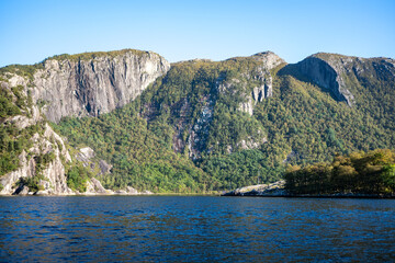 Stavanger Norwegen: Lysefjord mit Hengjanefossen-Wasserfall, Vagabundenhöhle von Fantahålå und Preikestolen