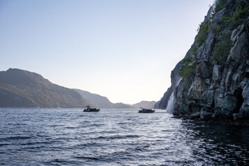 Stavanger Norwegen: Lysefjord mit Hengjanefossen-Wasserfall, Vagabundenhöhle von Fantahålå und Preikestolen