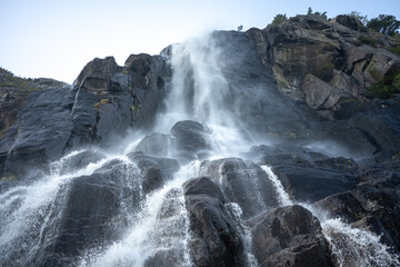 Stavanger Norwegen: Lysefjord mit Hengjanefossen-Wasserfall, Vagabundenhöhle von Fantahålå und Preikestolen