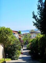Obraz premium view of the town on the island with the sea of marmara