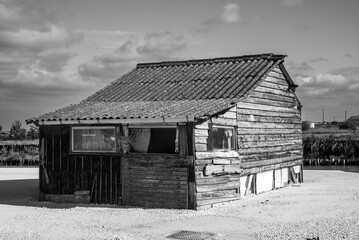 ancienne cabane en bois de p&ecirc;cheur sur l'&icirc;le d'Ol&eacute;ron en France en Europe occidentale