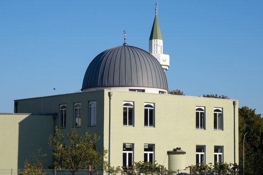 Moschee mit Kuppel und Minarett in Deutschland