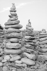 des galets entass&eacute;s en &eacute;quilibre sur une plage de l'&icirc;le d'Ol&eacute;ron en France 