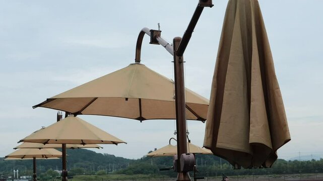 A parasol is spread out to block out the sun and rain.햇빛이나 비를 막기위해 파라솔이 펼쳐있습니다.