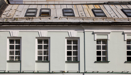 Fototapeta premium A structure featuring a rooftop adorned with several skylights