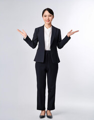 スーツで案内をする女性