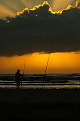 Pescador ao Amanhecer na Praia de Peruíbe, São Paulo, Brasil