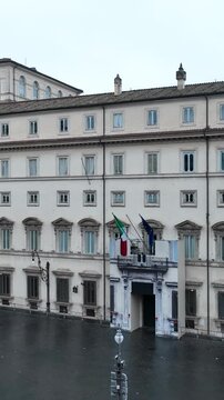 Palazzo Chigi, sede del Governo Italiano. Roma, Italia.
Vista aerea di Piazza Colonna e del Palazzo istituzionale del governo Italiano nel centro storico di Roma.