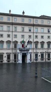Palazzo Chigi, sede del Governo Italiano. Roma, Italia.
Vista aerea di Piazza Colonna e del Palazzo istituzionale del governo Italiano nel centro storico di Roma.