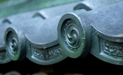 調布市にある深大寺、開山堂付近の練塀の瓦