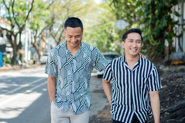 Obraz premium Two close friends are happily walking and laughing together in a lively urban setting