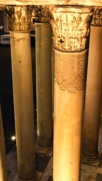 Le colonne architettoniche del Pantheon di notte, Roma, italia.
Vista in primo piano delle colonne e dei capitelli del Pantheon di notte. La luce artificiale rende tutto color oro.
