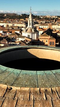 La cupola e l'oculo del Pantheon a Roma, italia.
Vista aerea del Pantheon. Il drone entra nell'oculo della cupola, inquadrando il pavimento interno.