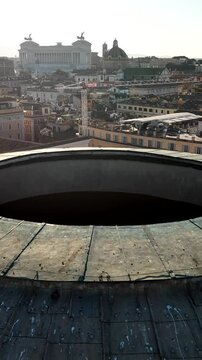 La cupola e l'oculo del Pantheon a Roma, italia.
Vista aerea del Pantheon. Il drone entra nell'oculo della cupola, inquadrando il pavimento interno.