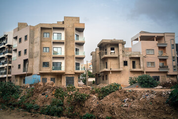 Fototapeta premium des immeuble en construction dans la banlieue de la ville de Dakar au Sénégal en Afrique occidentale