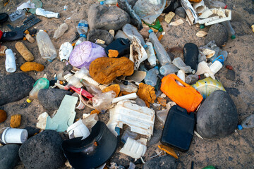 des déchets sur une plage de Dakar au Sénégal en Afrique de l'Ouest