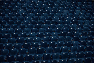 Blaue Sitzreihen im Stadion © Michael Kulke